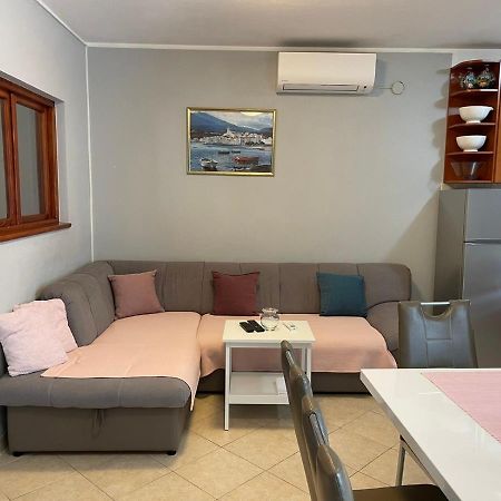 Ana Apartment กอสเตรนา ภายนอก รูปภาพ
