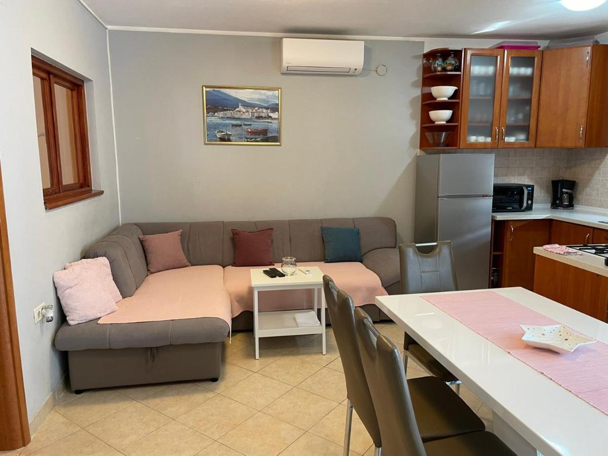 Ana Apartment กอสเตรนา ภายนอก รูปภาพ