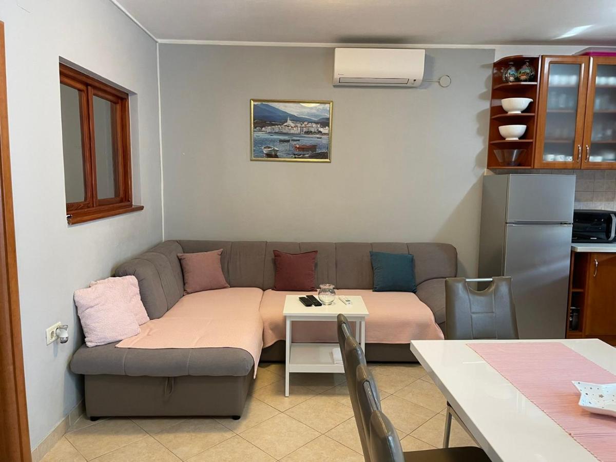 Ana Apartment กอสเตรนา ภายนอก รูปภาพ
