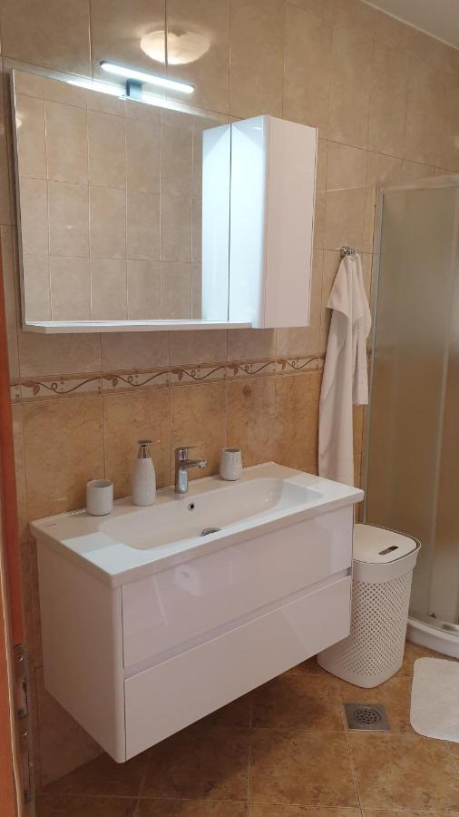 Ana Apartment กอสเตรนา ภายนอก รูปภาพ